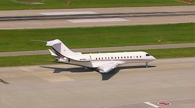 Bombardier Global 5000 (N142QS)