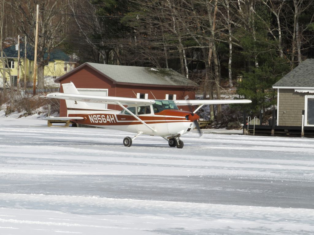 Cessna Skyhawk (N9564H) - Alton Ice Runway