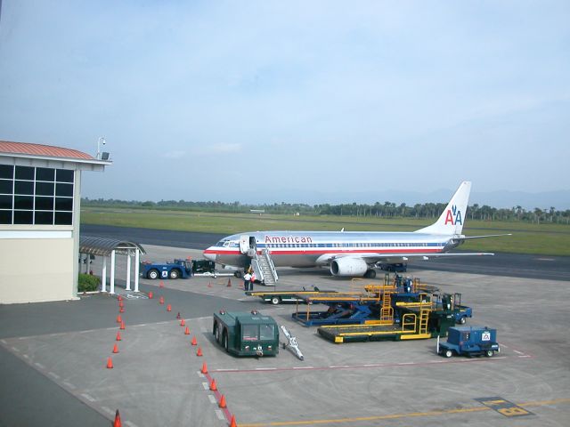 Boeing 737-800 (N967AN) - AAL FLIGHT 894 TO MIA PARKED AT GATE B2