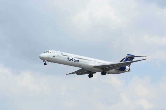 — — - Landing @ LHR