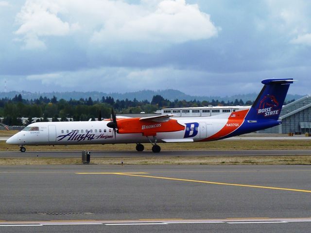 de Havilland Dash 8-400 (N437QX)