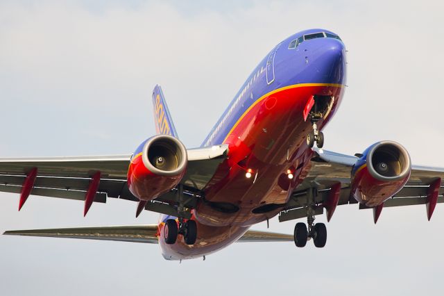 Boeing 737-700 (N482WN) - SWA3321 on final for runway 27R from Green State Airport (KPVD).