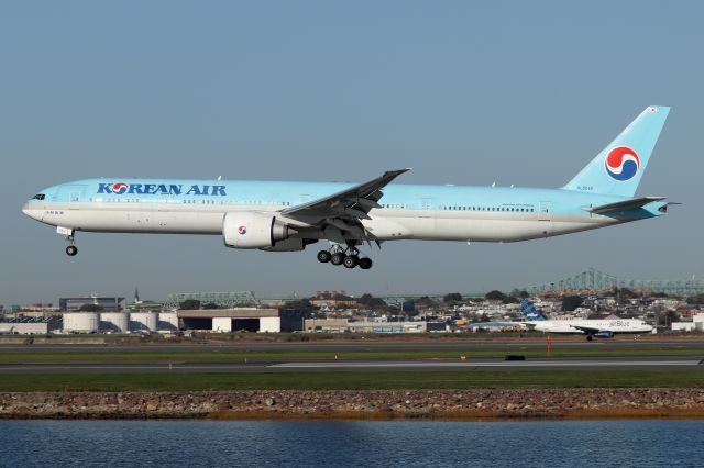BOEING 777-300 (HL8042) - 'Koreanair 091' arriving from Seoul on 22L