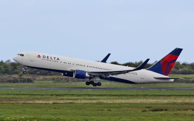 BOEING 767-300 (N197DN) - delta b767-3 n197dn dep shannon for new york on the start of its summer schedule 2/5/16.