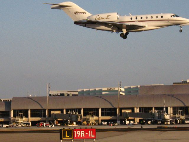 Cessna Citation X (N939QS) - Landing on RWY 19R