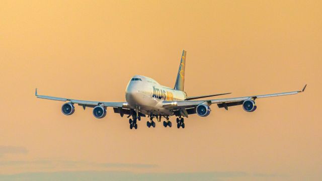 Boeing 747-400 (N464MC)