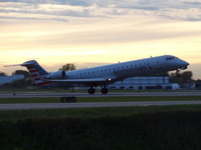 Canadair Regional Jet CRJ-700 (N533AE)