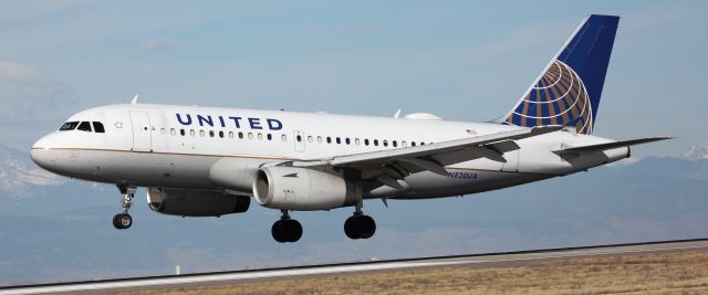 Airbus A319 (N820UA) - Landing on 16L.