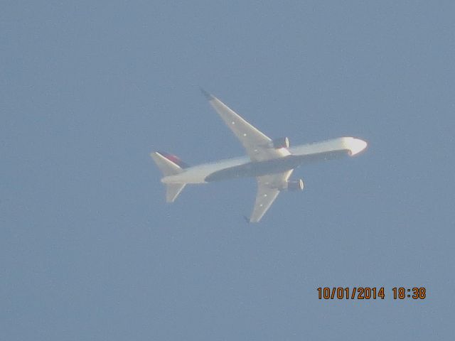 BOEING 767-300 (N180DN) - Delta flight 417 from JFK to LAX over Baxter Springs Kansas (78KS)at 34,000 feet.