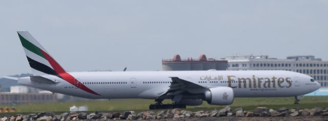 BOEING 777-300 (A6-ECN)