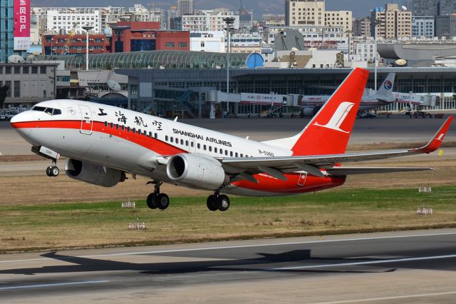 Boeing 737-700 (B-5260)