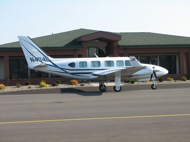 Piper Navajo (N41148) - Letting off passengers at Penn Valley