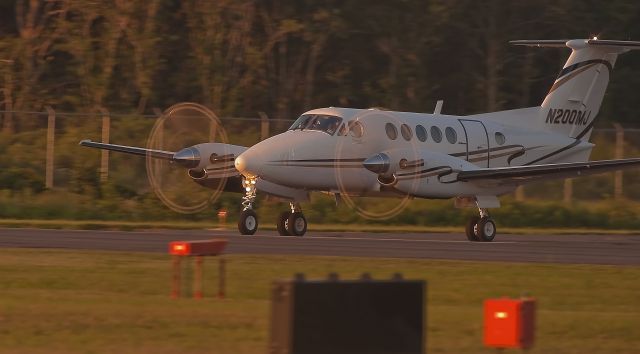 Beechcraft Super King Air 200 (N200MJ) - Evening takeoff