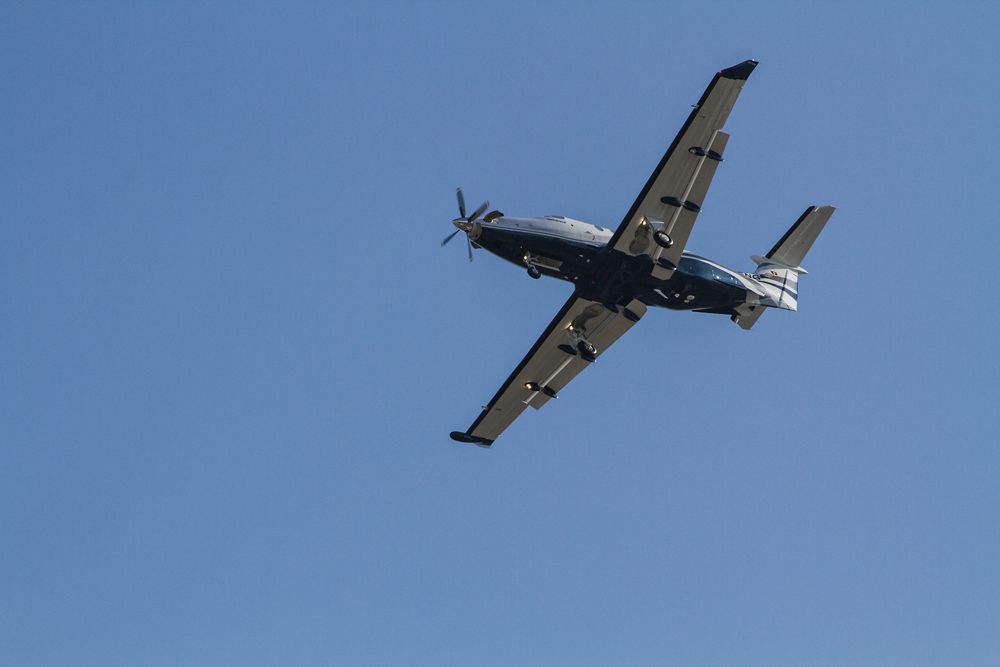 Pilatus PC-12 — - N415NG turning base for RY 12 at Long Beach, CA