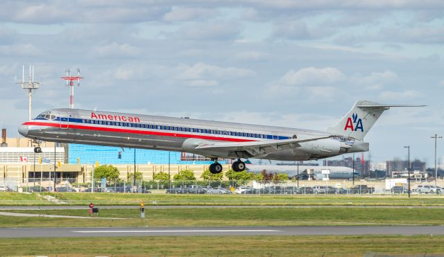 McDonnell Douglas MD-82 (N477AA)