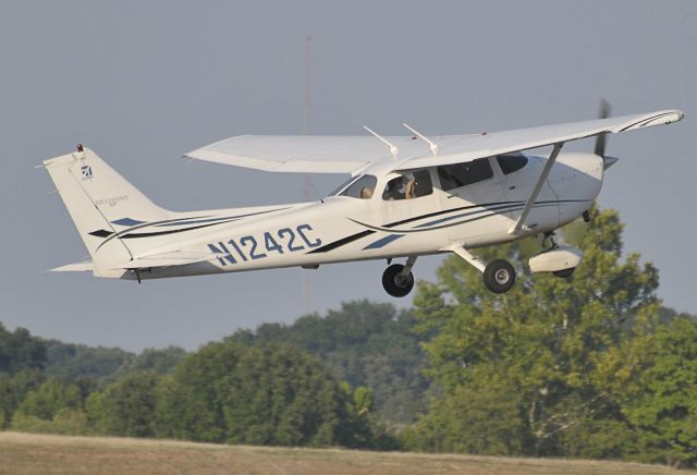 Cessna Skyhawk (N1242C) - Seen at KMTN on 8/15/2009.