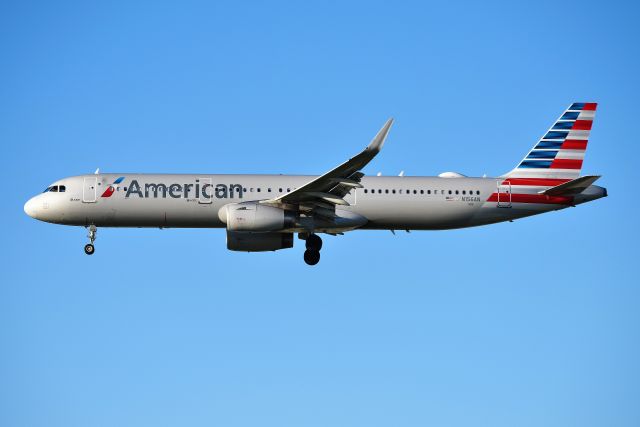 Airbus A321 (N156AN)