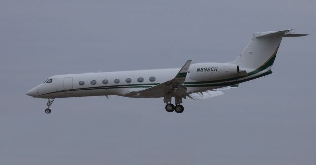 Gulfstream Aerospace Gulfstream V (N892CH) - On final is this 2018 Gulfstream GV-SP in the Winter of 2020.