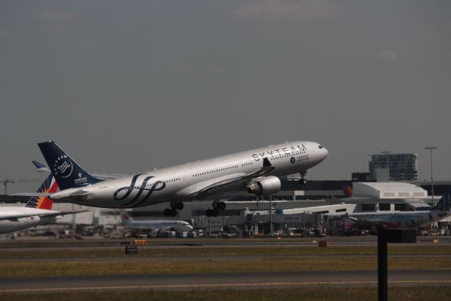 Airbus A330-300 (B-5928)