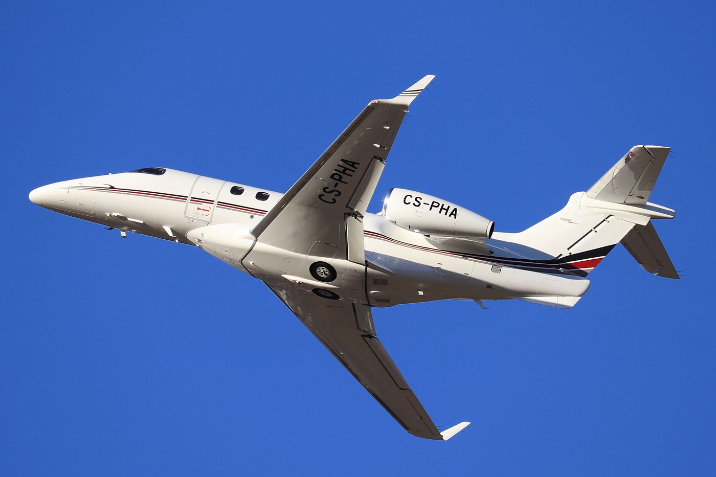 Embraer Phenom 300 (CS-PHA)