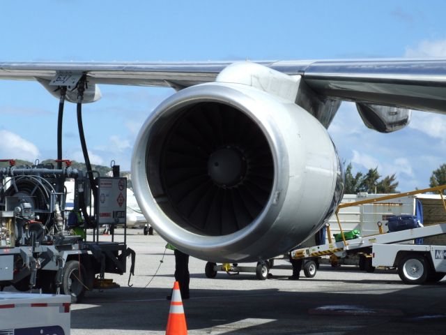 Boeing 757-200 (N637AM) - By pure fluke, lime green bag is also my luggage....