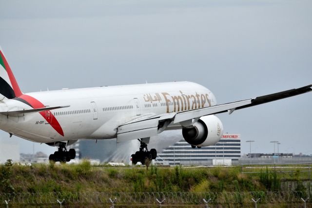 Boeing 777-200 (A6-EBY) - Landing runway 07 