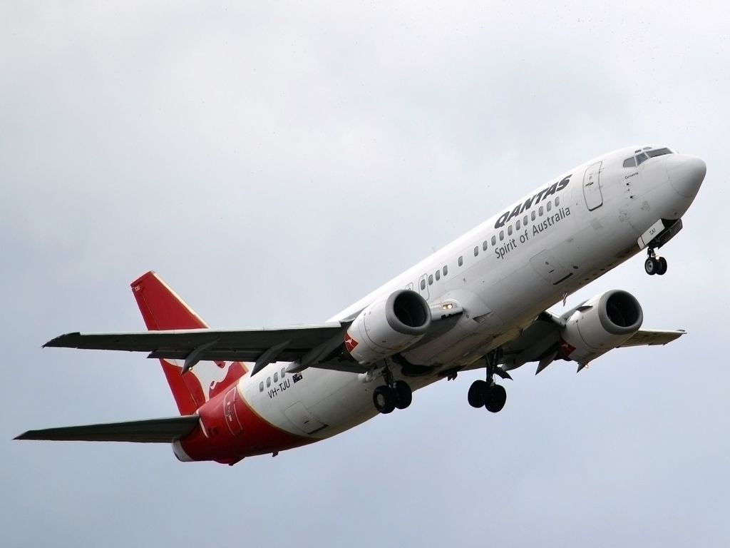 BOEING 737-400 (VH-TJU) - Getting airborne off runway 23. Tues 27th December 2011.