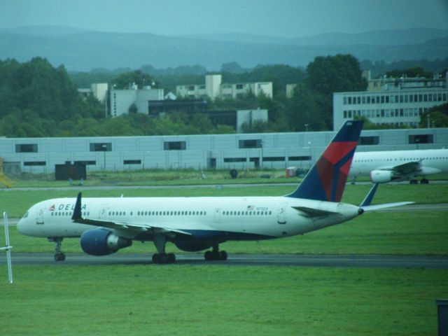 Boeing 757-200 (N711ZX) - N711ZX B757WL DAL 122/3 AT EINN 13/09/13