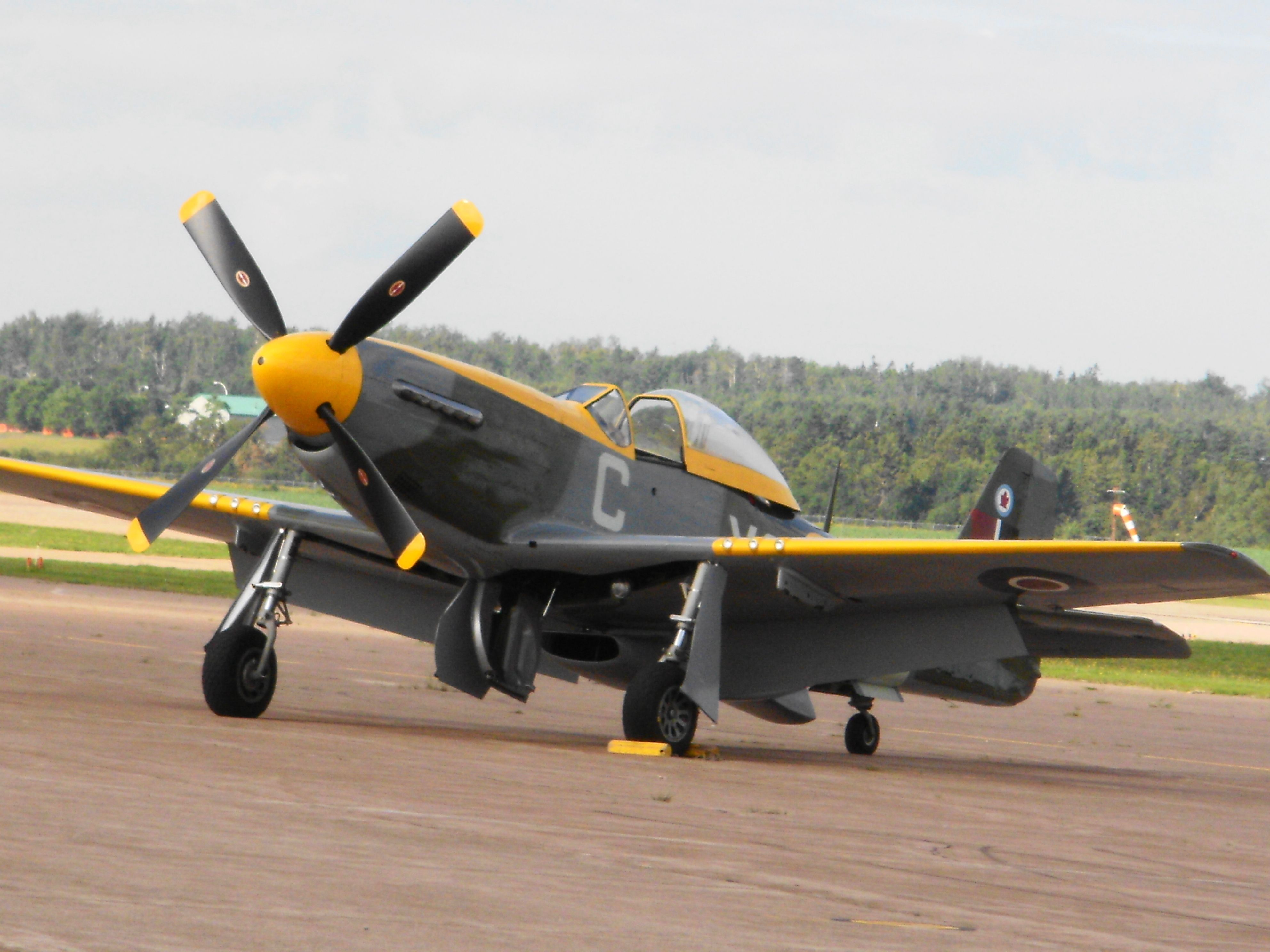 — — - Summerside PEI 2011 Friday practice P-51 Mustang Mk IV