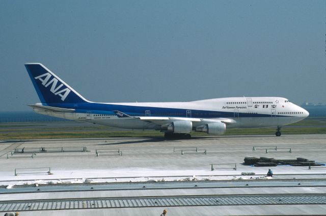 Boeing 747-400 (JA401A) - Taxing at Tokyo-Haneda Intl Airport on 2002/09/12