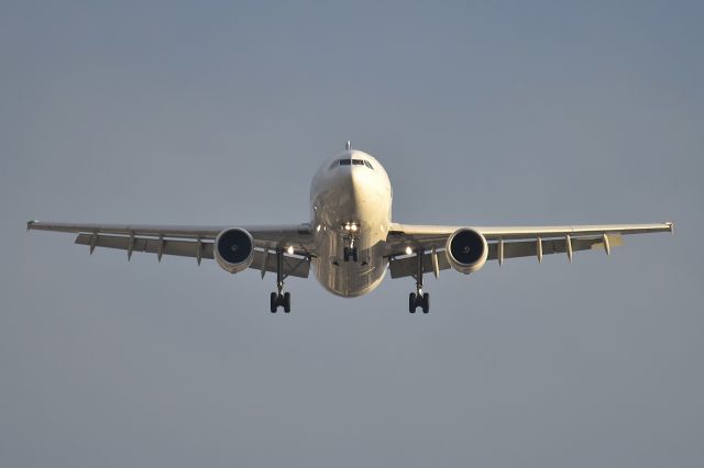 Airbus A300F4-600 (N690FE) - Crabbing in to the wind. 23-L. 12-15-23