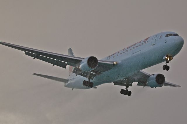 BOEING 767-200 (C-FMWU)