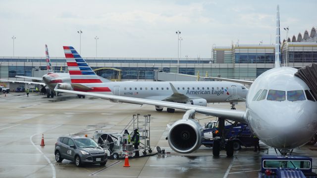 Embraer 175 (N117HQ)