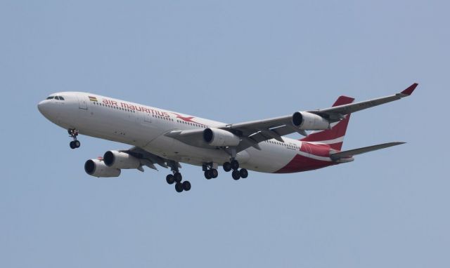 Airbus A340-300 (3B-NBE) - Spotting at SIN