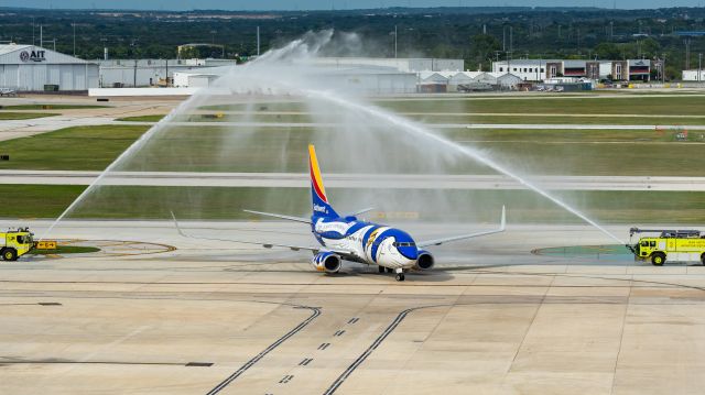 Boeing 737-700 (N946WN) - A water-canon solute to welcome home military veterans aboard Louisiana Onebr /9/8/18