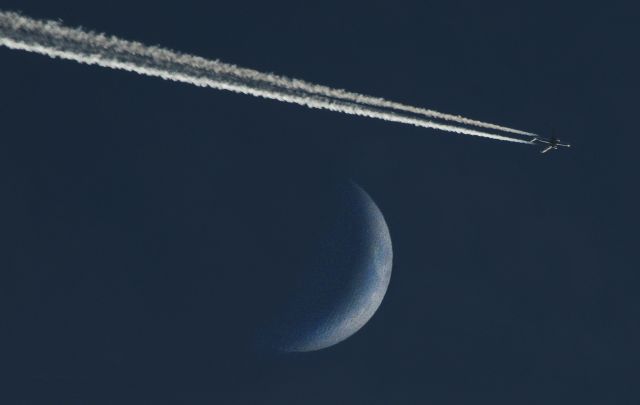 Boeing 737-700 (N519AS) - Alaska Air Flight 577, N519AS, B737-890 Bur-Sea, does a fly-by of the crescent moon.