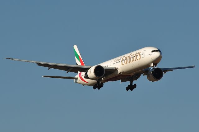 Boeing 777-200 (A6-ECC) - Emirates flight EK404 from Singapore to Melbourne landing Runway 34. 04/02/2012