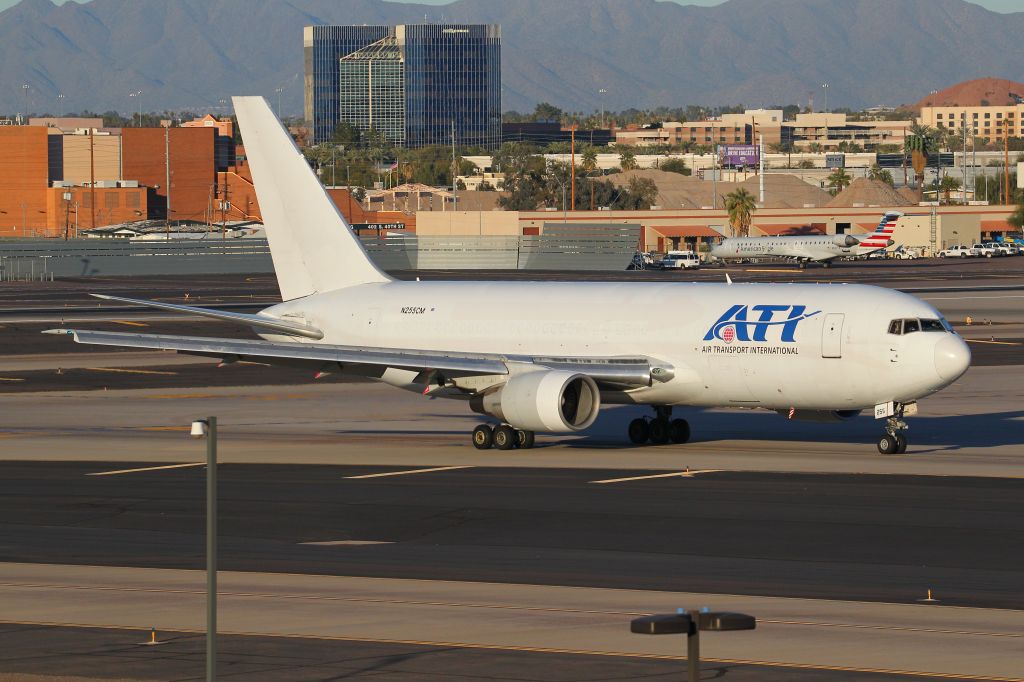 BOEING 767-200 (N255CM)