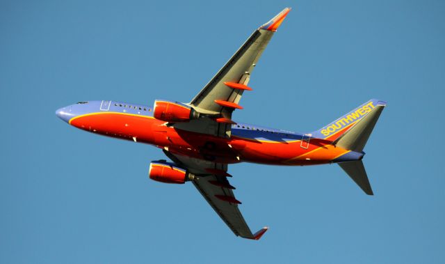 Boeing 737-700 (N413WN) - Climbing out from 30L