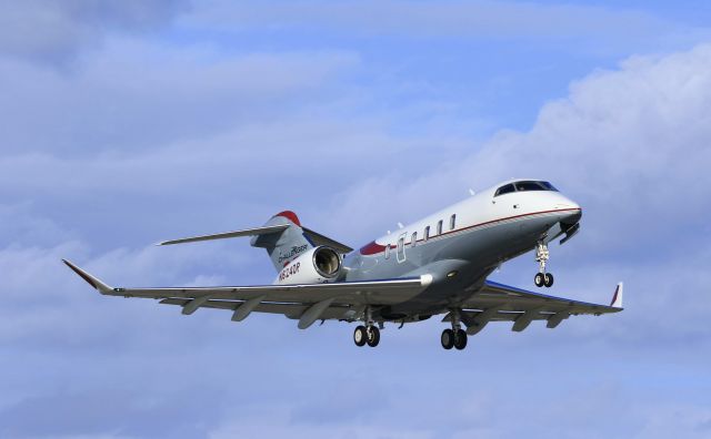 Canadair Challenger 350 (N824DP)