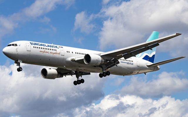 BOEING 767-300 (CS-TST)