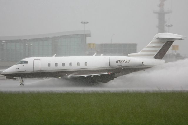 Bombardier Challenger 300 (N197JS)