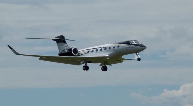 Gulfstream Aerospace Gulfstream G650 (N235DX) - On final is this 2018 Gulfstream GVI in the Summer of 2020.