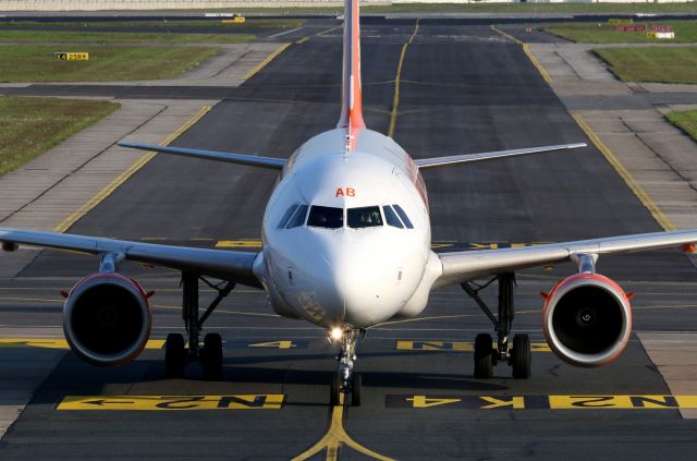 Airbus A319 (G-EZAB)