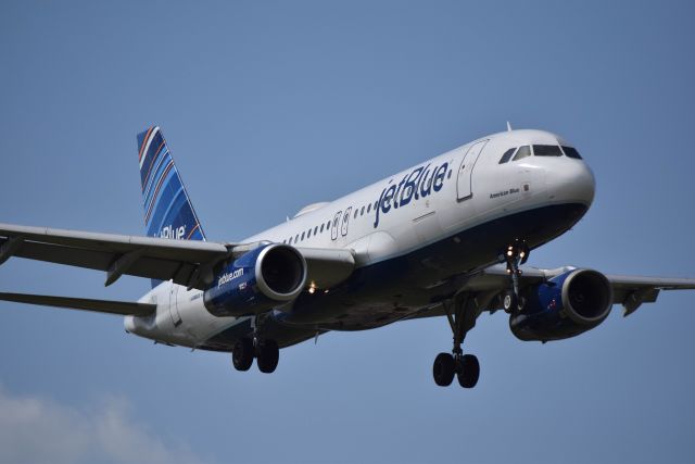 Airbus A320 (N592JB) - 8/7/2016: jetBlues Airbus A320 "American Blue" on final at KHOU.