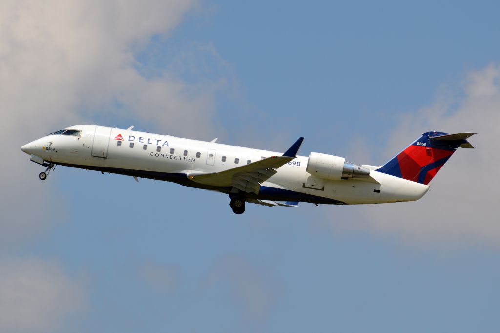 Canadair Regional Jet CRJ-200 (N8869B)