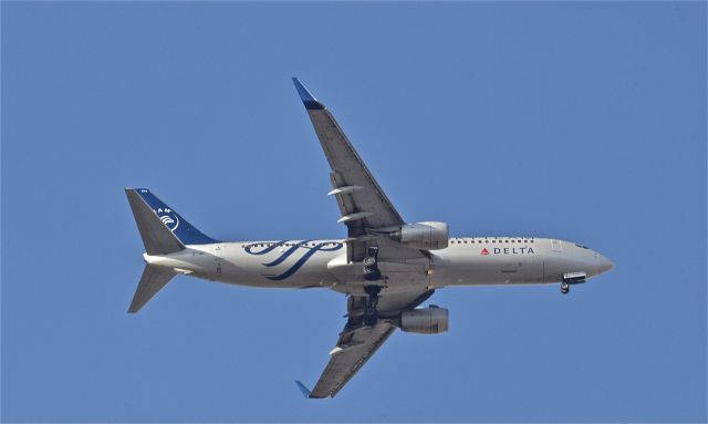 — — - Delta B737 on finals into MMMX