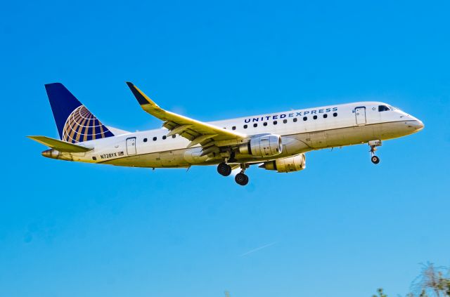 Embraer 175 (N728YX)