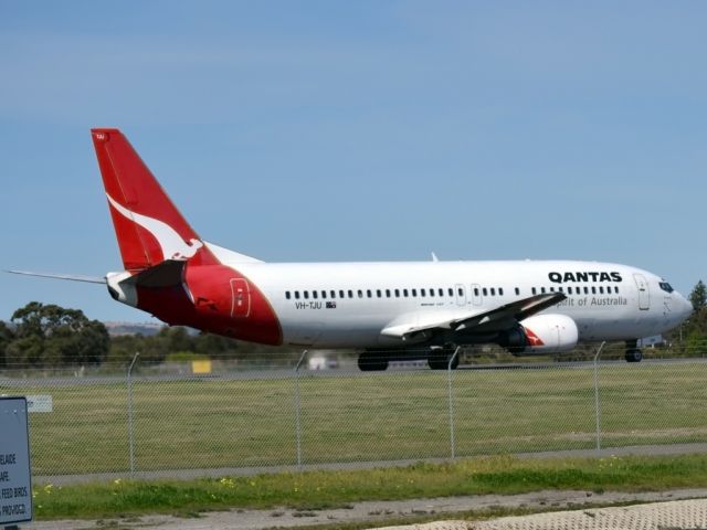 BOEING 737-400 (VH-TJU) - A Qantas old girl on the taxi-wy heading for a long take off run on runway 05.