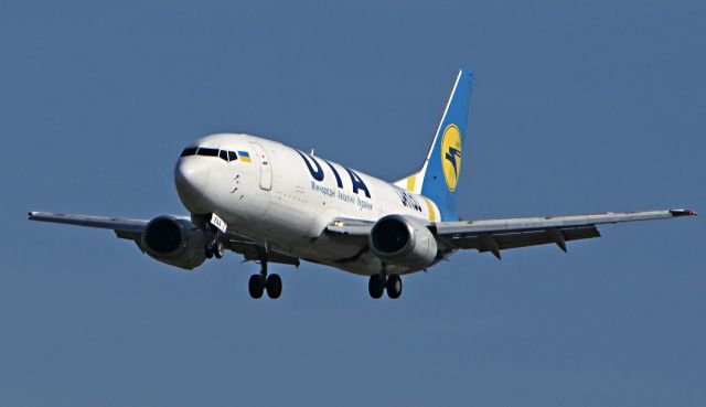 BOEING 737-300 (UR-FAA)